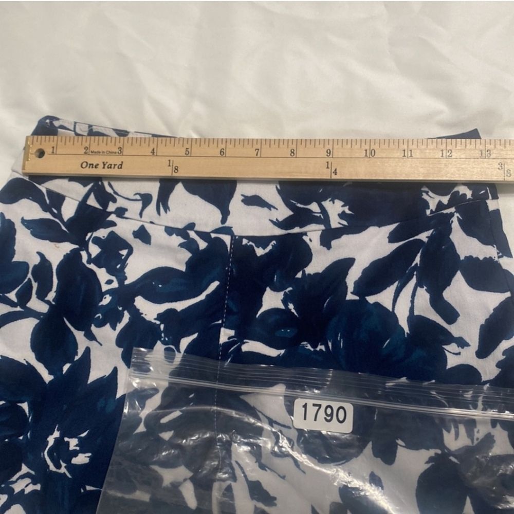 Margaret M Slimming Navy Blue & White Floral Shorts Women Size XS - Picture 9 of 10